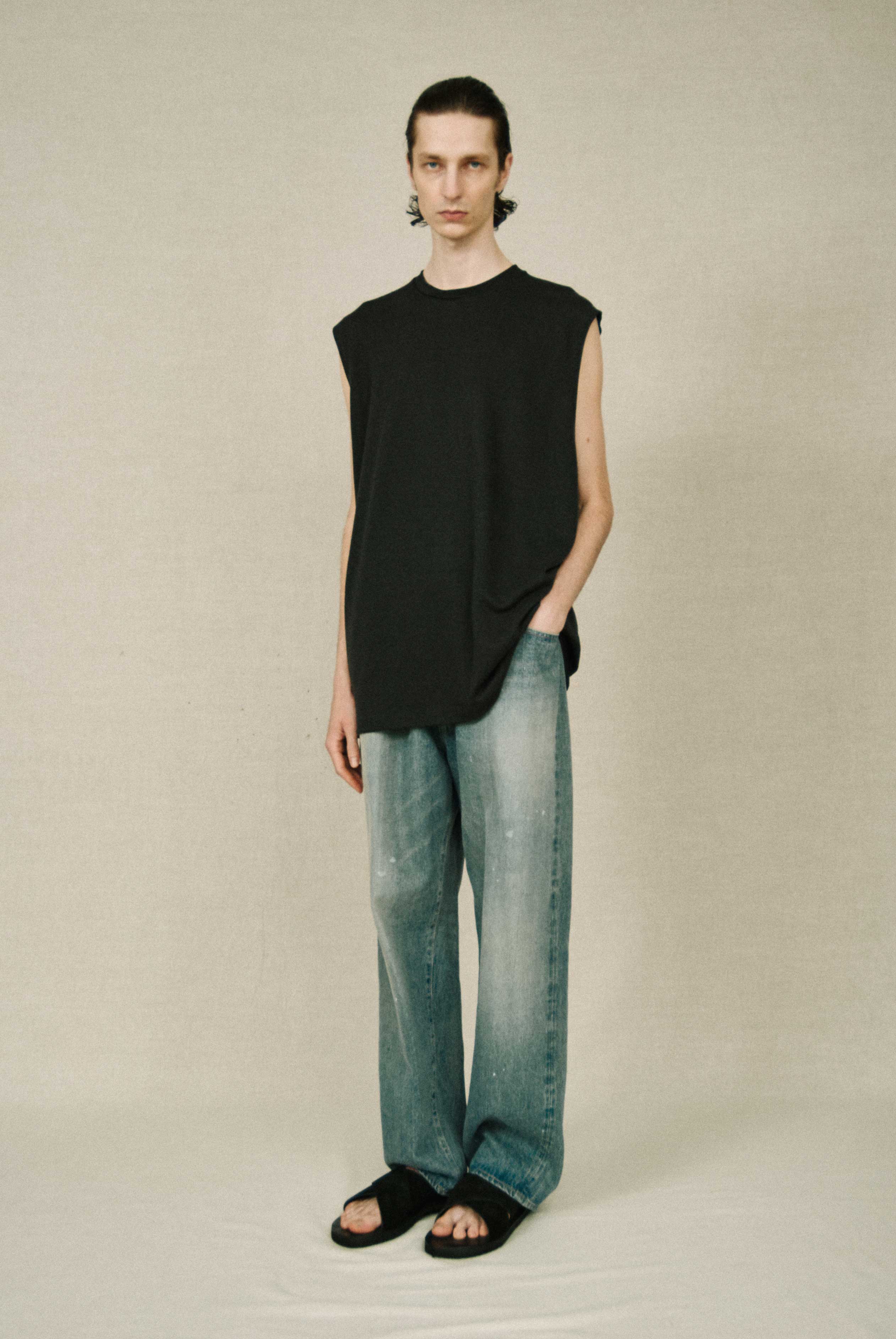 SLEEVELESS TOP